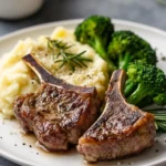 Côtelettes d'agneau grillées avec purée de pommes de terre et brocoli
